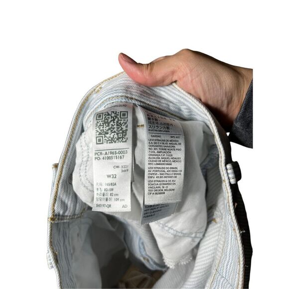 Levi’s Pinstripe High Waisted Mom Shorts Size 32 - Picture 8 of 8